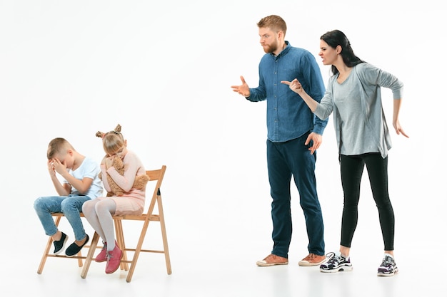 Des parents en colère grondent leurs enfants