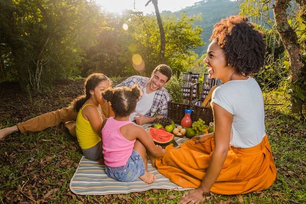 Photo gratuite parents avec deux filles ayant un pique-nique