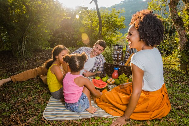 Parents avec deux filles ayant un pique-nique