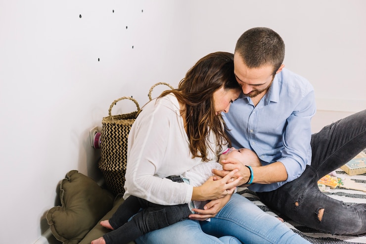 Photo gratuit parents embrassant bébé qui dort