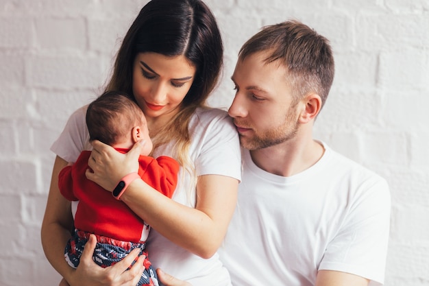 Photo gratuite les parents embrassant leur fille