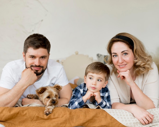 Parents, enfant, chien, séance, lit