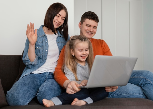 Parents et enfant smiley coup moyen