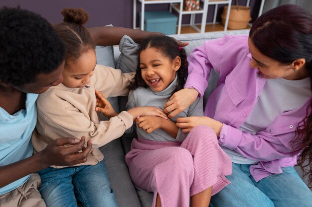 Parents et enfants heureux à angle élevé