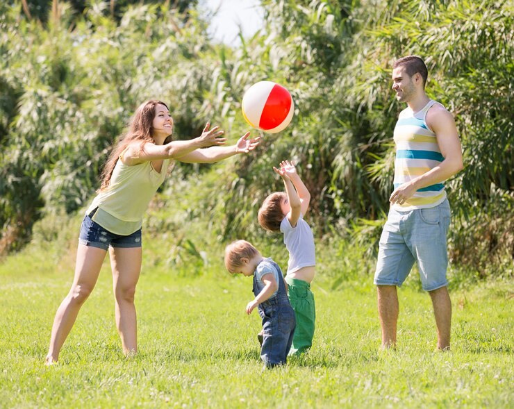 Photo gratuit parents avec enfants à la journée ensoleillée