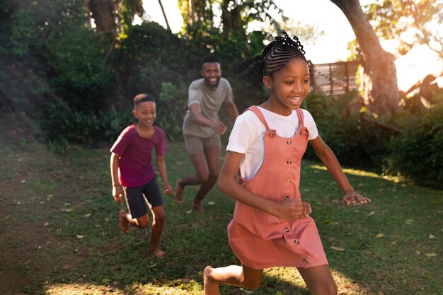 Parents et enfants passent du temps ensemble