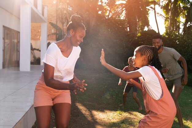 Parents et enfants passent du temps ensemble