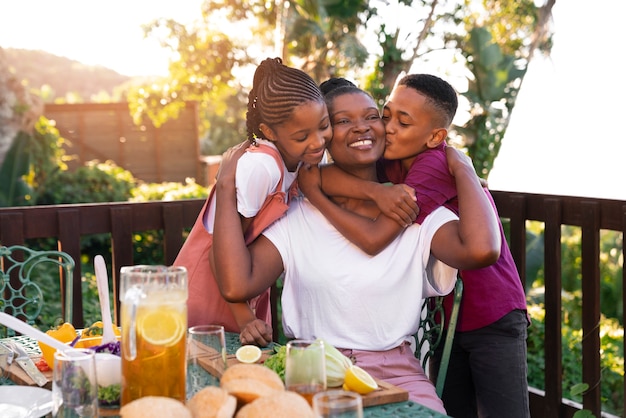 Parents et enfants passent du temps ensemble