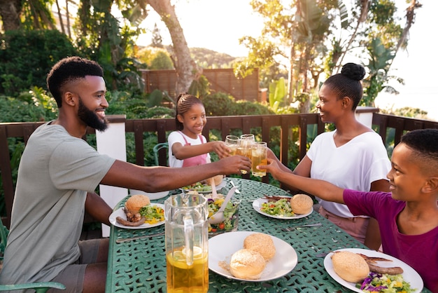 Photo gratuite parents et enfants passent du temps ensemble