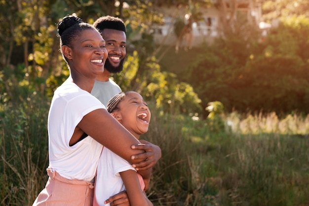 Parents et enfants passent du temps ensemble