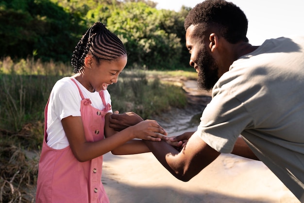 Parents et enfants passent du temps ensemble