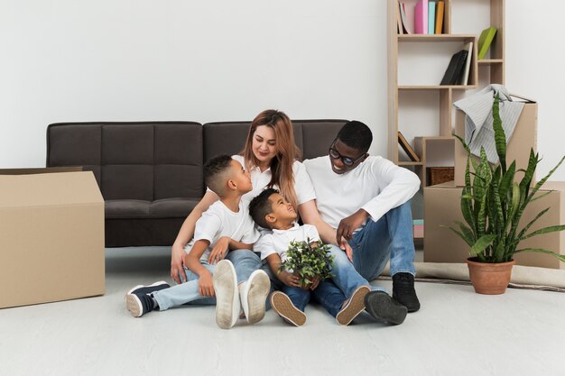 Les parents et les enfants restent ensemble sur le sol