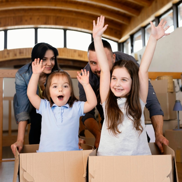 Parents et enfants de tir moyen avec des boîtes