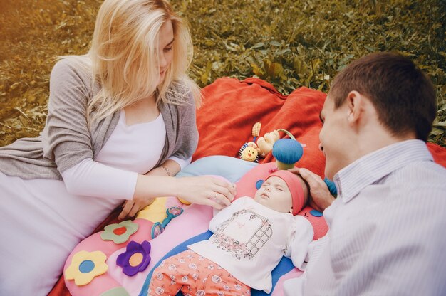 Les parents fiers avec leur fille à l&#39;extérieur