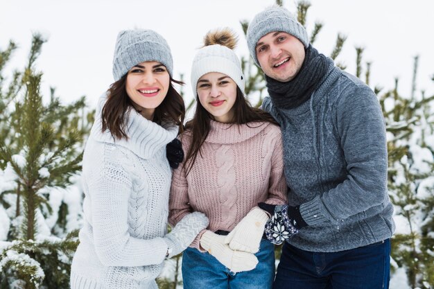 Parents et fille adolescente dans la forêt d&#39;hiver