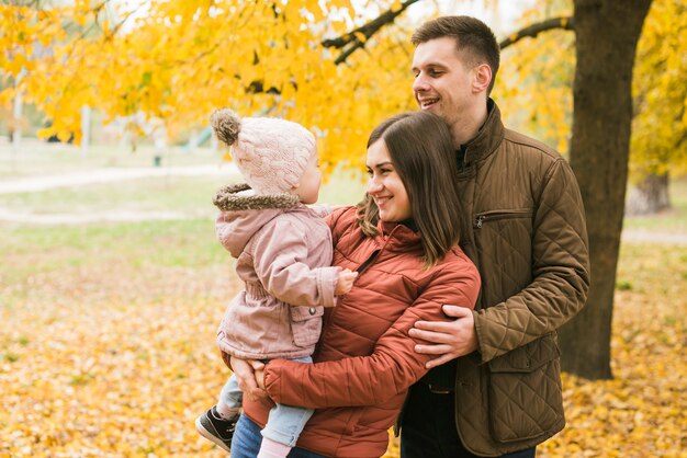 Parents avec fille dans le parc