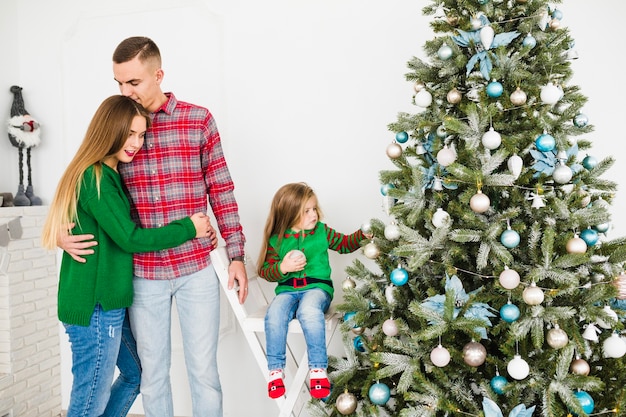 Parents et fille à Noël