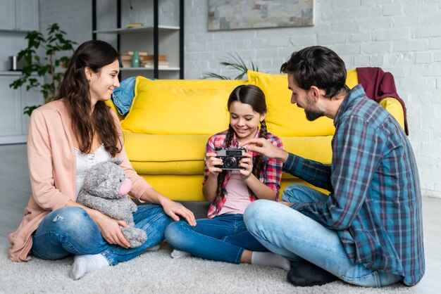 Parents, fille, séance, plancher