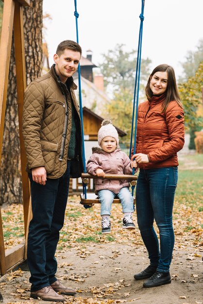 Parents avec fille sur le terrain de jeu