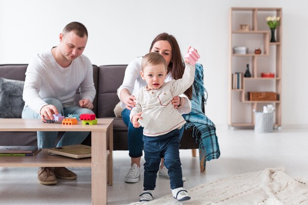 Parents, jouer, enfant, maison