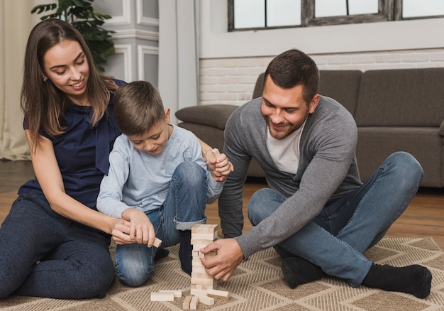 Parents, jouer, jenga, enfant