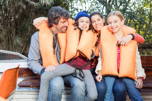 Les parents jouissant de leurs enfants sur le bateau