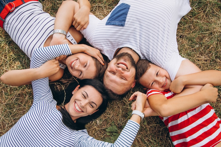 Photo gratuit des parents avec leurs enfants se promènent dans la forêt.