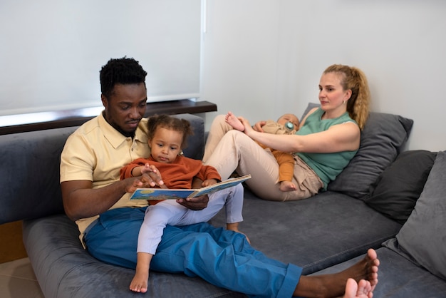 Les parents passent du temps avec leur bébé noir