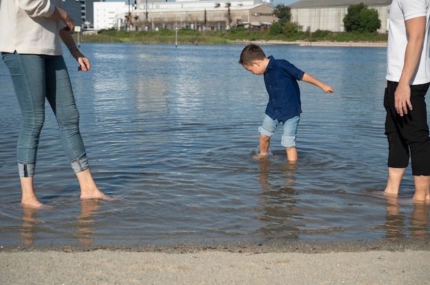 Photo gratuite les parents passent du temps avec leur enfant