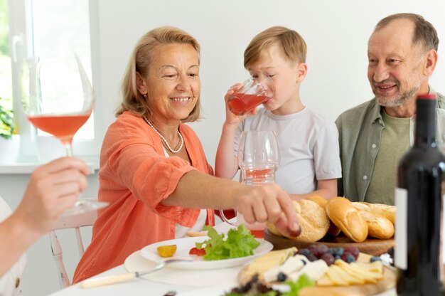 Les parents passent du temps avec leur fille et leur petit-fils