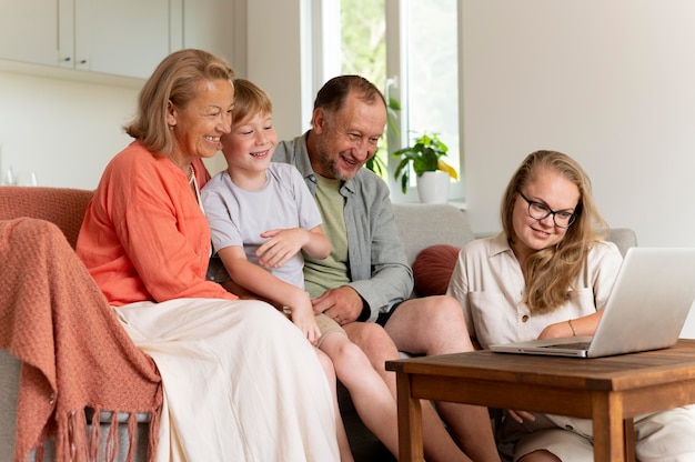 Photo gratuite les parents passent du temps avec leur fille et leur petit-fils