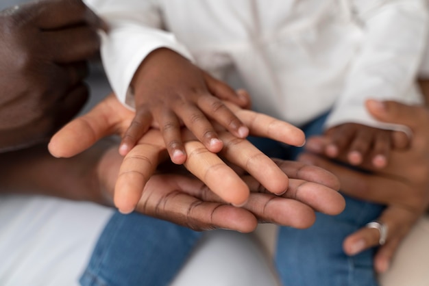 Les parents passent du temps avec leur petite fille à la maison