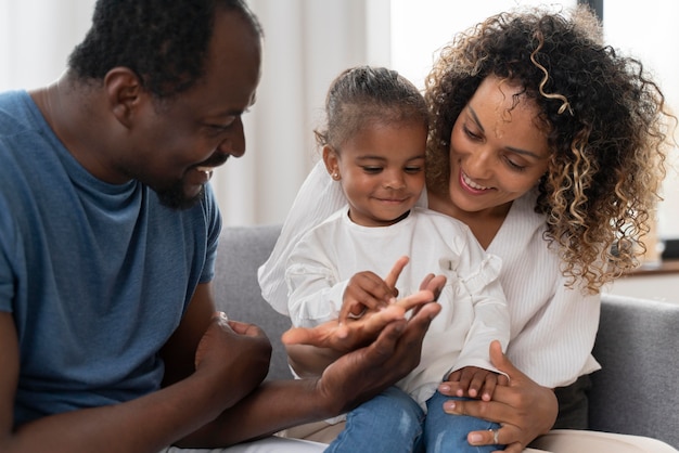 Les parents passent du temps avec leur petite fille à la maison