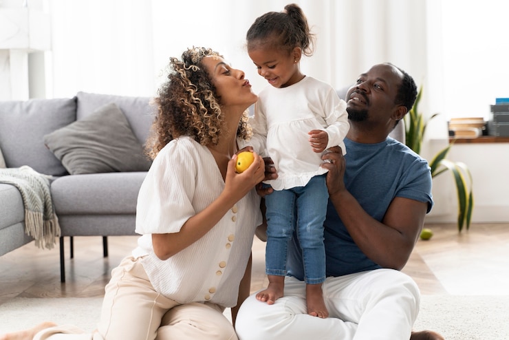 Photo gratuit les parents passent du temps avec leur petite fille