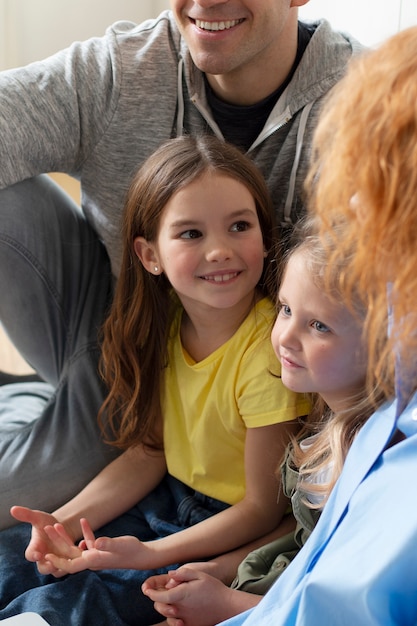 Les parents passent du temps avec leurs enfants