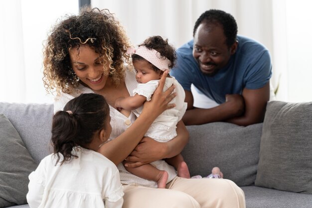 Les parents passent du temps avec leurs petites filles