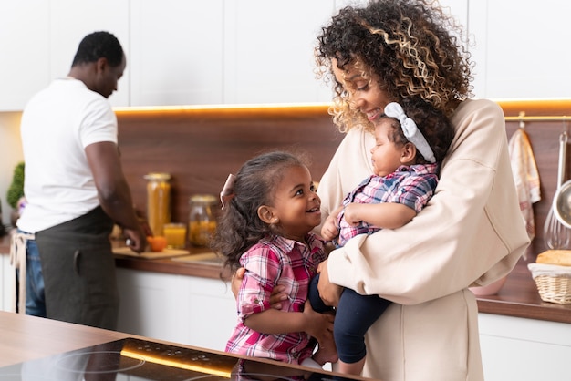 Les parents passent du temps avec leurs petites filles