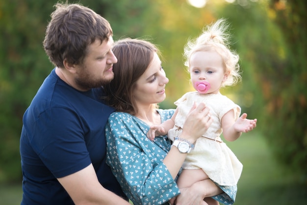 Parents avec petite fille dans le parc