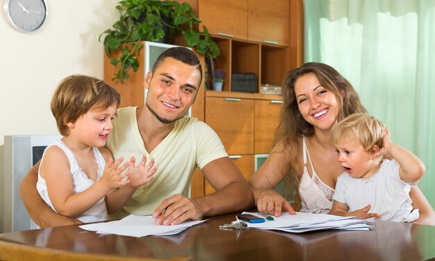 Parents et petites filles avec des documents