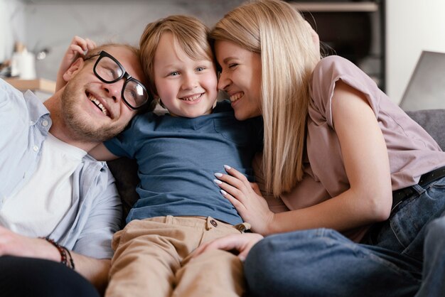 Parents de plan moyen assis avec enfant