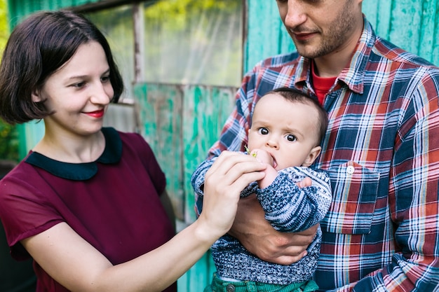 Les parents posent avec un fils debout à l&#39;extérieur