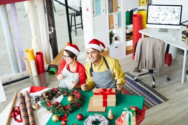 Les parents préparent les décorations de Noël et les cadeaux d'emballage