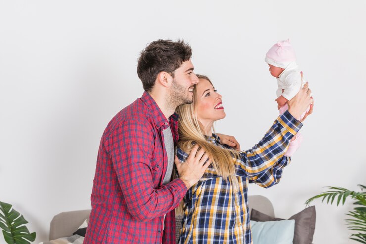 Photo gratuit parents regardant bébé dans les mains