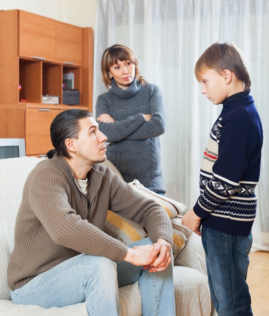 Parents réprimandant son fils adolescent