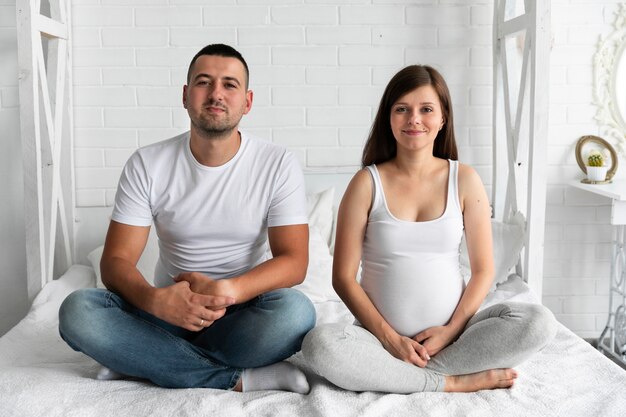 Les parents restent ensemble en posture de lotus