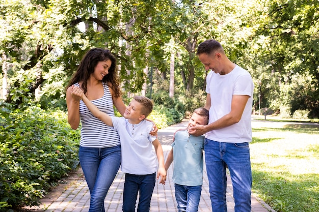 Parents s'amusant avec leurs enfants dans le parc