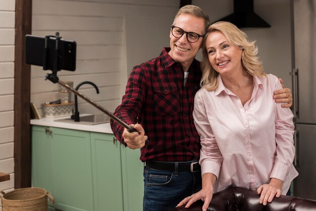 Parents souriant et prenant un selfie