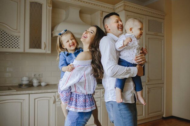 Parents souriants avec des enfants heureux