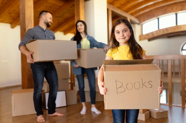 Parents de tir moyen et enfants tenant des boîtes