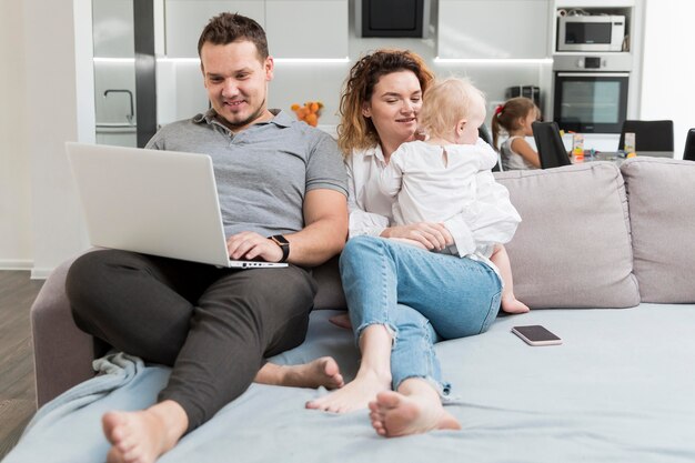 Parents travaillant avec des enfants